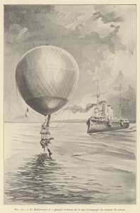 De Mediterraneen nr. 1 zwevend boven de zee vergezeld door de kruiser Du Chayla