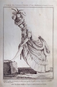 Louis XVI mode: een voetportret van een jonge vrouw in een Poolse jurk van gestreepte tafzijde. Gravure uit 1778. Parijs, decoratieve kunsten door French School