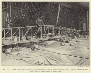 Morin en de Bradsky, de ongelukkige slachtoffers van de ramp van 13 oktober, onderzoeken hun gondel in de hangar voor de fatale vlucht (gravure) door French School