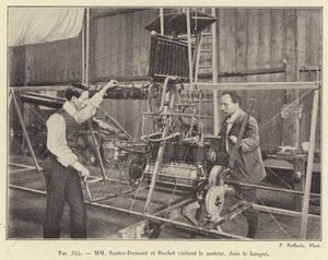 Santos-Dumont en Buchet bezoeken de motor in de hangar (gravure) door French School