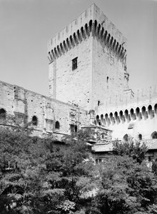 Palais des Papes, Palais Vieux van paus Benedictus XII (gest. 1342), Toren van Campane, 1338-40 door French School