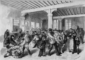 Parijs, winter 1868: gratis verstrekking van kleding en beddengoed bij het Mont de Piété dankzij de financiële hulp van keizer Napoleon III. Gravure in 