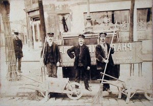 Parijse vuilnismannen, ca. 1900 door French School