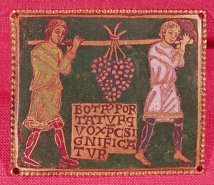 Plaquette van een kruis met twee mannen die de druiven van het beloofde land dragen, Mosane School door French School