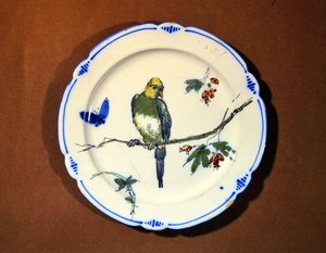 Bord versierd met vogel, vlinder en bloesem, Bourg-la-Reine fabriek door French School