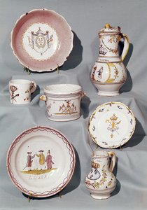 Borden, schaal, kruiken, mok en kom met motieven en slogans uit de vroege monarchale periode van de Franse Revolutie, eind 18e eeuw