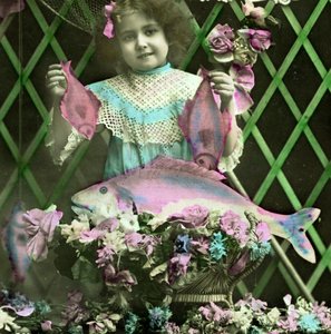 Portret van een meisje met vis ca. 1898