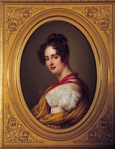 Portret van een jonge vrouw met een rode ketting