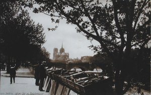 Ansichtkaart die Bouquinistes langs de Quai de la Tournelle, Parijs afbeeldt, c.1930-40