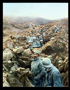 Ansichtkaart met Franse soldaten in de loopgraven, 1914-18 (gekleurde foto) door French School