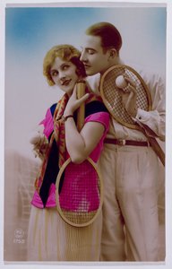 Ansichtkaart met geliefden op een tennisbaan, ca. 1930 door French School