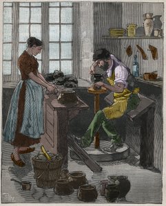 Pottenbakkerij: pottenbakker maakt een vaas op de draaischijf. Frankrijk.