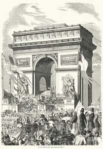 Processie die voor de Franse Voorlopige Regering langs de Arc de Triomphe, Parijs, trekt
