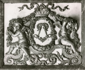 Putti flankeren de initiaal L op de deur van de Salon des Gardes de la Reine door French School