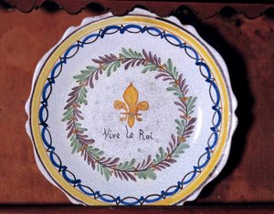 Revolutionaire plaat met een monarchistisch motief (lelie) en de inscriptie 