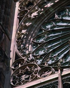 Roosvenster (detail) door French School