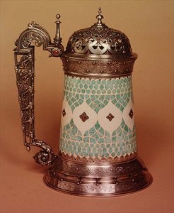 Rudolfi bierpul met ivoren lichaam ingelegd met turkoois, gemonteerd in zilver en bezet met robijnen, Parijs, ca. 1855 door French School