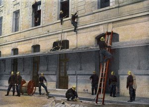 Sappeurs Pompiers de Paris. De ladder achter de schermen. Het manoeuvreren van de ladder achter de schermen is het eenvoudigst. Weegt 34 kilo, 0,45 meter breed, heeft, uitgeklapt, een hoogte van 4 meter, het is in twee vlakken, de stijlen van het tweede zi