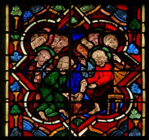 Scène in het oostelijke raam met Christus wast de voeten van zijn discipelen