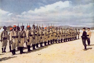 Senegalese infanterie op het strand van Frejus (naar een gekleurde foto), 1915