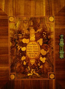 Dressoir met marqueterie ontwerp van emblemen en motto