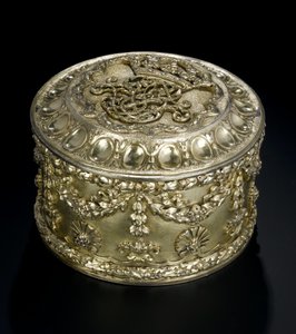 Zilververgulde ronde doos met deksel uit de Lennoxlove toiletservice, eigendom van Frances Teresa Stewart, hertogin van Richmond en Lennox: Frans, Parijs, gekeurd tussen april en september 1672 door French School