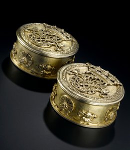 Zilververgulde kleine ronde doos met deksel uit de Lennoxlove toiletservice, eigendom van Frances Teresa Stewart, hertogin van Richmond en Lennox: Frans, Parijs, gekeurd tussen september 1672 en oktober 1674