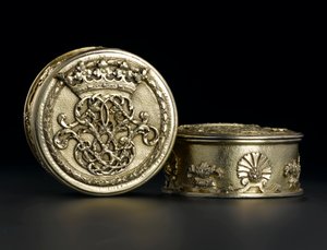 Zilververgulde kleine ronde doos met deksel uit de Lennoxlove toiletservice, eigendom van Frances Teresa Stewart, hertogin van Richmond en Lennox: Frans, Parijs, gekeurd tussen september 1672 en oktober 1674