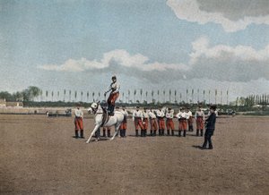 Speciale militaire school van Saint-Cyr (Saint Cyr), interne dienst: Acrobatiek. De ruiters van de sectie oefenen alle acrobatische oefeningen om ze zeer flexibel te maken totdat ze, met hun wapens, op een galopperend paardenpak springen. In 