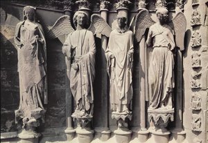 St. Nicasius met engelen, Jamb-figuren van het westportaal