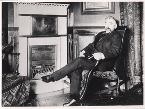 Stéphane Mallarmé (1842-98) zittend bij de open haard in zijn huis aan de Rue de Rome, Parijs door French School