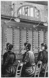 Telefoonkantoor (centrale téléphonique - standaard téléphonique) van de rue Gutenberg in Parijs in 1895. Meerdere tafelafdelingen van 240 abonnees bediend door 3 telefonistes. door French School