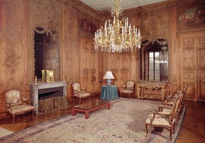 De Grote Lounge met houtwerk toegeschreven aan Verbeck en Louis XV periode meubels gesigneerd door D. Delant en F. Folliot, 1730-36