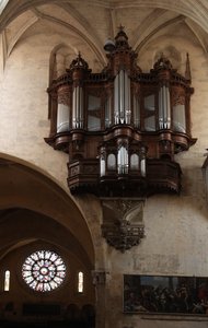 Het orgel en het westelijke roosvenster (roosvenster - intern) door French School