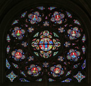 Het zuidelijke roosvenster met de tenhemelopneming van de Maagd Maria (glas modern; steenwerk 15e en 20e eeuw)