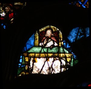 Het westelijke roosvenster met een scène uit het Boek Openbaring: zielen van de martelaren onder het altaar van Christus (6:9-10) door French School