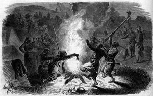 Turcos (Algerijnse schutters) van het Franse leger dansen rond een kampvuur waarin ze poeder gooien. Italië, periode van Risorgimento.