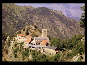 Uitzicht op de abdij van St. Martin du Canigou door French School