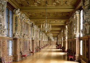Zicht op de Galerie François I, 1528-40 door French School