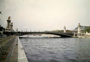 Uitzicht op de Pont Alexandre III, gebouwd door de ingenieurs Louis-Jean Resal (1854-1920) en Amedee Alby (1862-1942) voor de Wereldtentoonstelling van 1900, 1897-1900 door French School