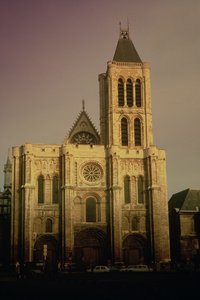 Uitzicht op de westgevel, begonnen ca. 1135 door French School
