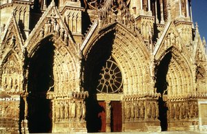 Uitzicht op de westelijke voorportalen, begonnen in 1231 en voltooid in 1430 door French School