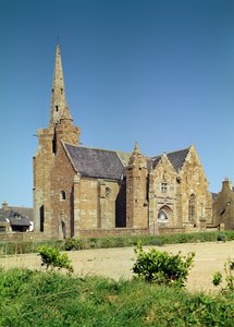 Zicht op de kerk door French School