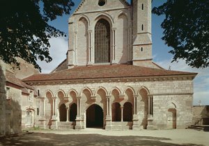 Zicht op de ingang van de Cisterciënzerabdij, gebouwd 1140-60