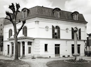 Uitzicht op de gevel van de Bibliotheque Marmottan vanuit de tuin, gebouwd 1880-1921 door French School