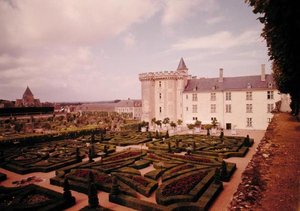 Uitzicht op de donjon en tuinen
