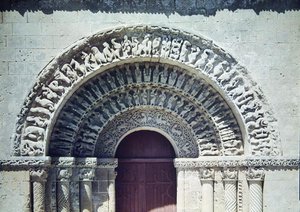 Uitzicht op het portaal van het zuidelijke transept, 1150-75 door French School