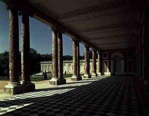 Uitzicht op het terras aan de rechtervleugel van het Grand Trianon, ca. 1725 door French School