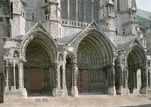 Uitzicht op de drie portalen van het noordtransept door French School