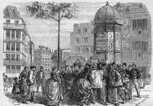Uitzicht op de boulevard Pigalle in Parijs waar de menigte zich verdringt rond een krantenkiosk bij de verkoop van La Petite Presse door French School